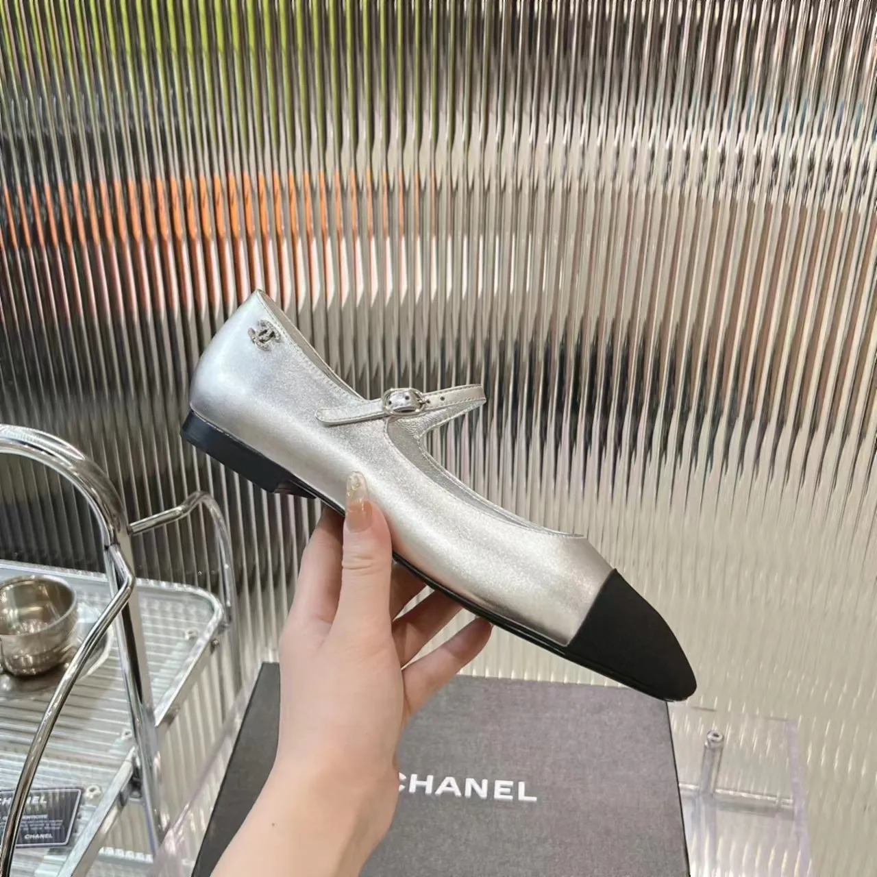 👟👟Ex-factory price 520👟👟 (Top version) CHANEL 24P early spring new trapezoidal toe high-heeled shoes, high version of one-strap, pointed square toe, color-blocked Mary Jane shoes, Xiaoxiang𝐂's two most popular shoes this year are these small silver shoes and big-toe shoes. It is difficult to find these shoes in the counter. It breaks the conventional pointed square toe design and gives people a refreshing feeling. I thought it was good-looking. Only when you put it on your feet will you know how easy it is to wear. It is really special and fashionable. The side rhinestones 𝐋𝐨𝐠𝐨 are very eye-catching. The smooth shoe shape is full of high-end feeling. I can think of countless outfits at the moment. Upper: imported cowhide/metallic film grain leather. Foot pad: sheepskin. Lining: sheepskin. Sole: Italian genuine leather outsole. Heel height: 1cm. Color: white/silver/black/pink. 4 colors size: 35-40 (41 made to order, non-refundable and non-exchangeable)